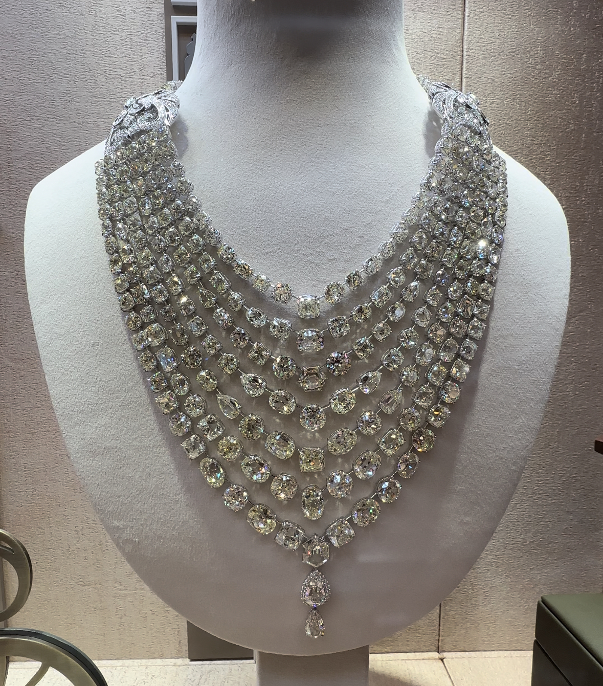 masivní zlatý přívěsek s drahokamy